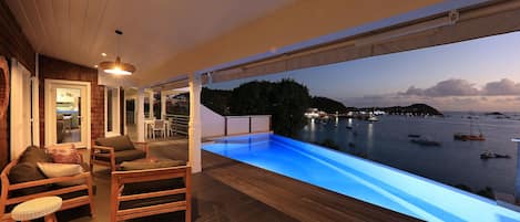 Infinity-Pool, Liegestühle