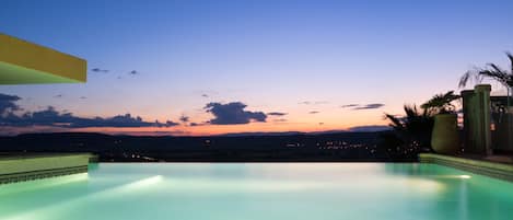 Piscina all'aperto, una piscina riscaldata