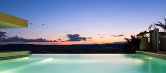 Magnificent Cottage with dominant view swimming pool and heated jacuzzi (Le Palmier)