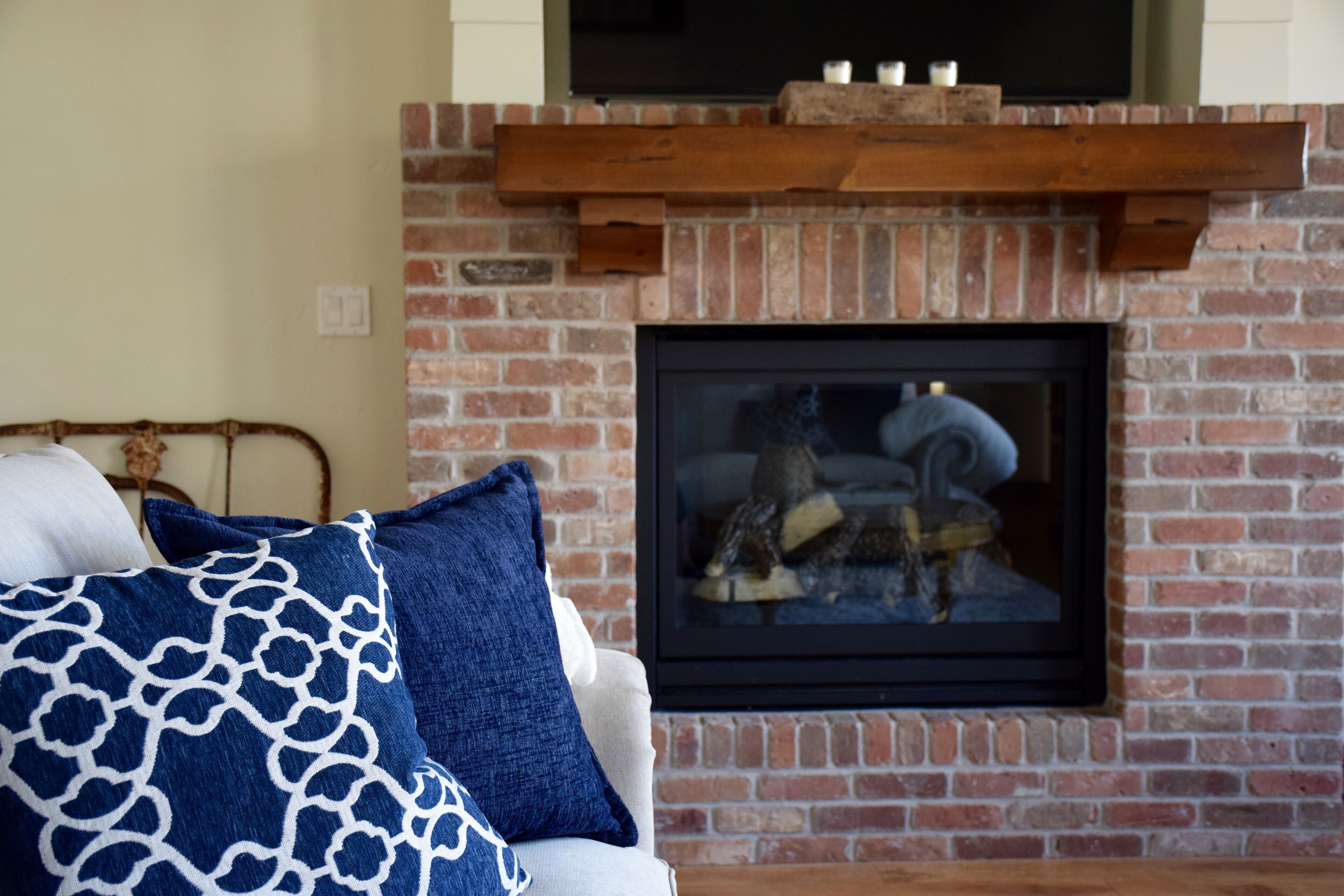 Smart TV, fireplace, DVD player, books