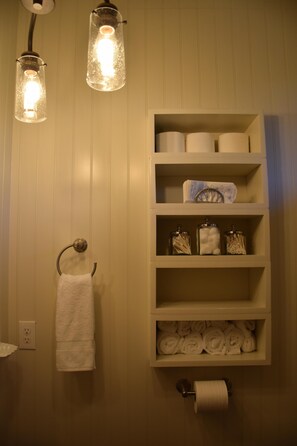Interior - Charming Mountain Cottage. (Pine Valley)
