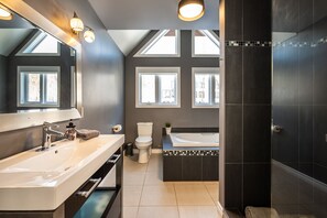 Duschwanne, Haartrockner, Handtücher, Toilettenpapier