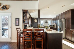 Fridge, microwave, oven, stovetop - Large Tremblant Ski and Golf Chalet (Mont-Tremblant)