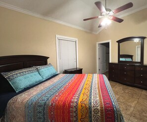 4 bedrooms, iron/ironing board, free WiFi, bed sheets - "The Penthouse" #2 right on the Guadalupe, sleeps up to 15 people-private access (New Braunfels)