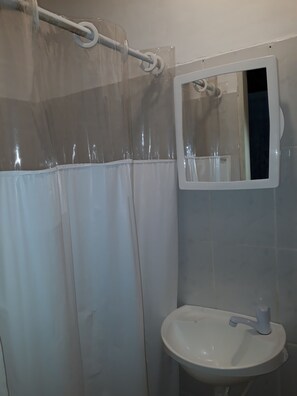Basic-Vierbettzimmer, Mehrere Betten, Nichtraucher | Badezimmer | Dusche, Handtücher, Seife, Toilettenpapier