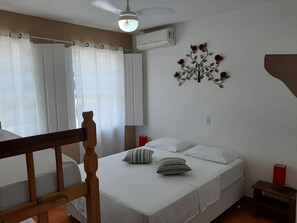 Habitación cuádruple estándar, para no fumadores | Wifi gratis y ropa de cama 