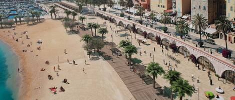 Ubicación cercana a la playa y toallas de playa