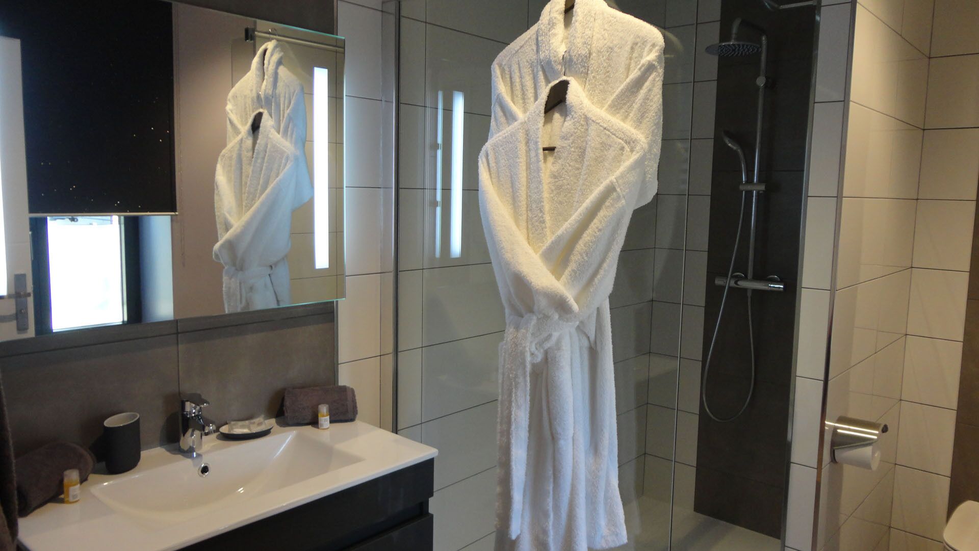 Douche, sèche-cheveux, serviettes fournies, savon