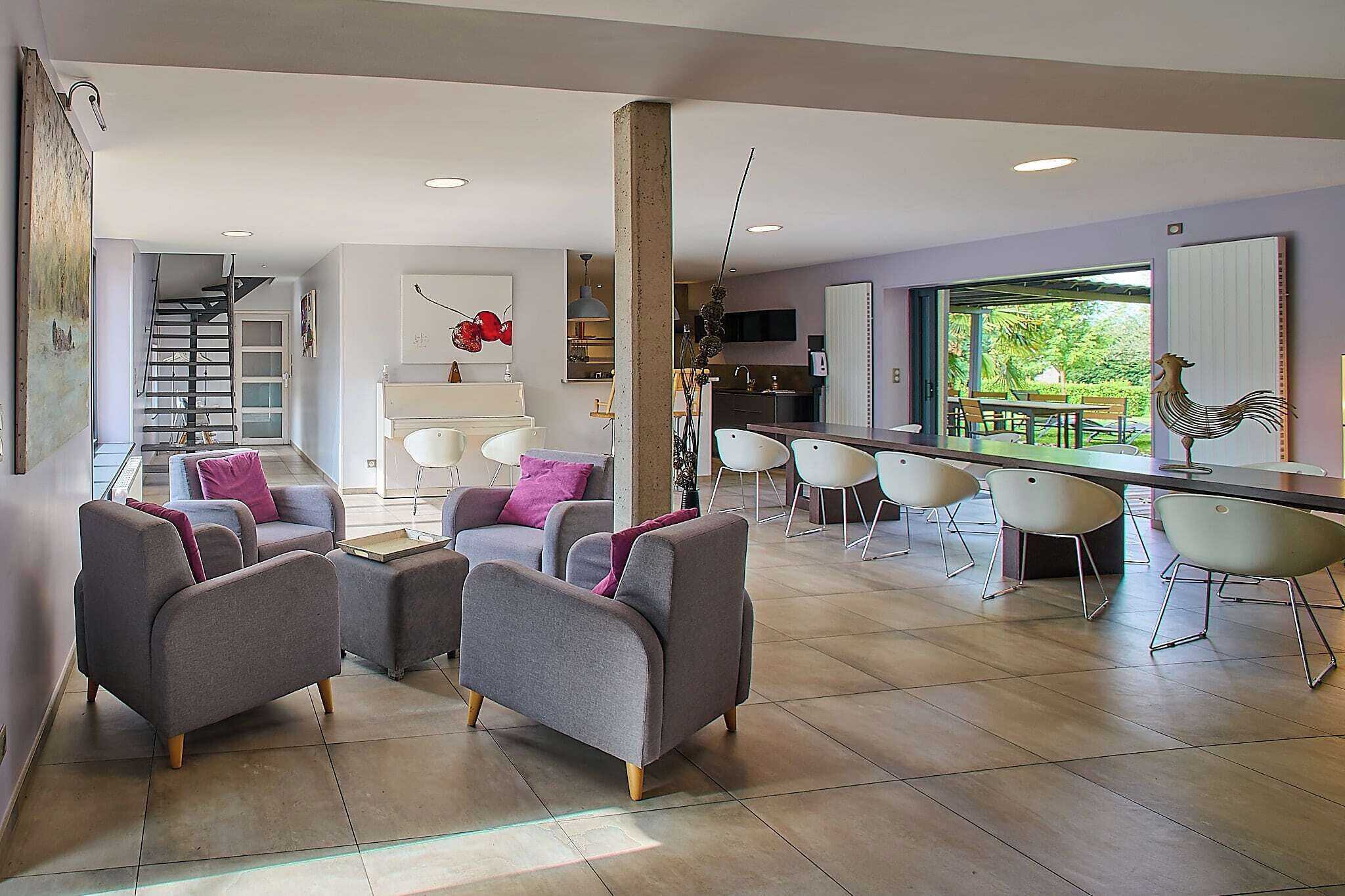 TV connectée, baby-foot, table de tennis de table, livres