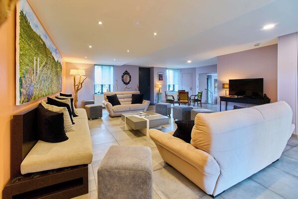 Smart TV, table football, ping pong, books