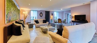 Superbe maison, jardin-piscine intérieure privée en Bourgogne- 16 pers et +