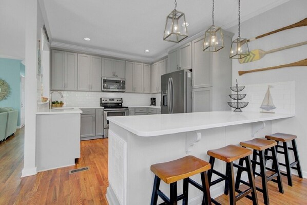 冷蔵庫、電子レンジ、オーブン、コンロ