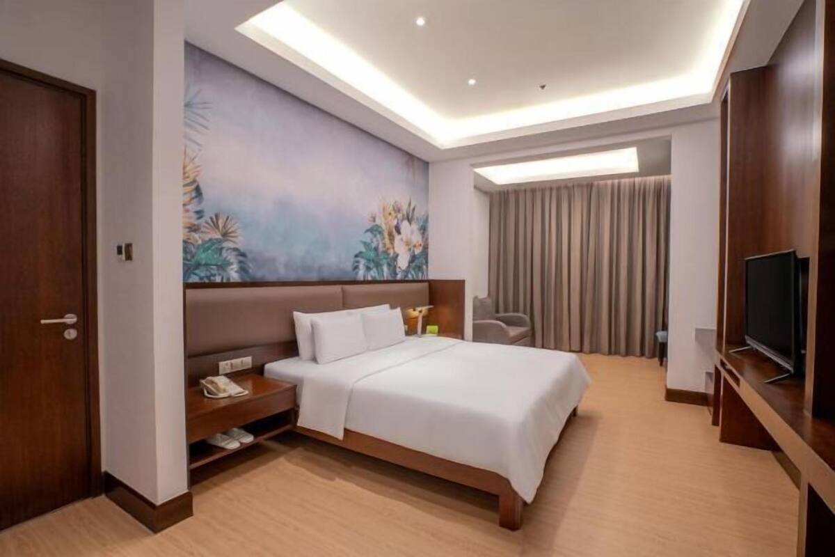 Premium bedding, down duvets, minibar, in-room safe