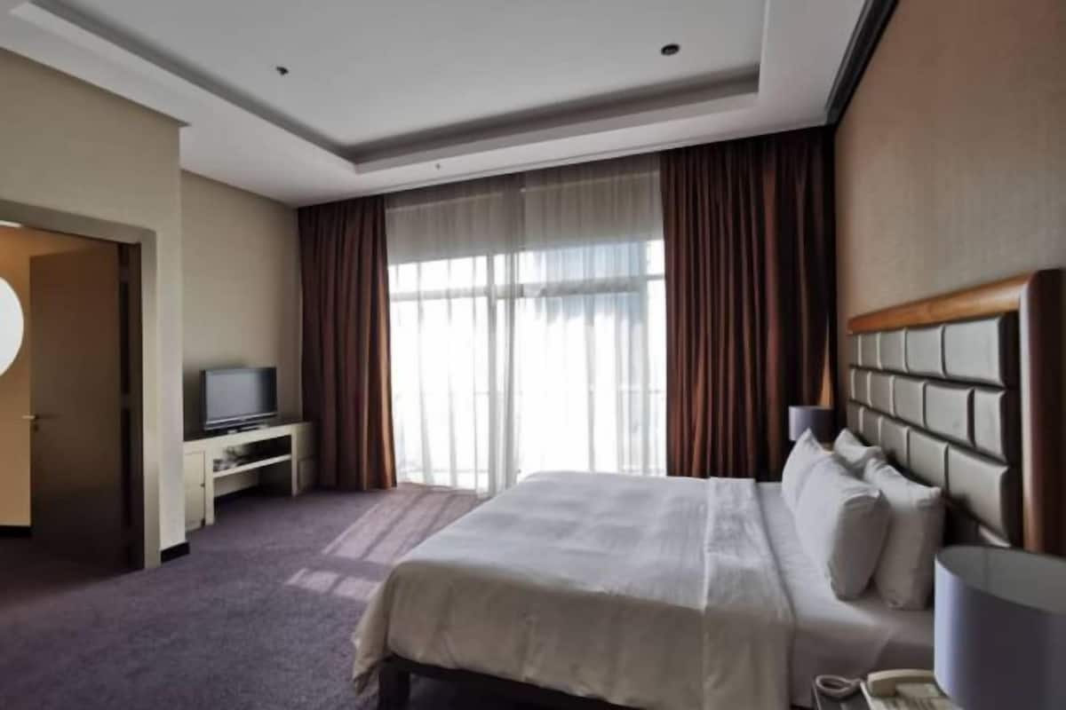 Premium bedding, down duvets, minibar, in-room safe