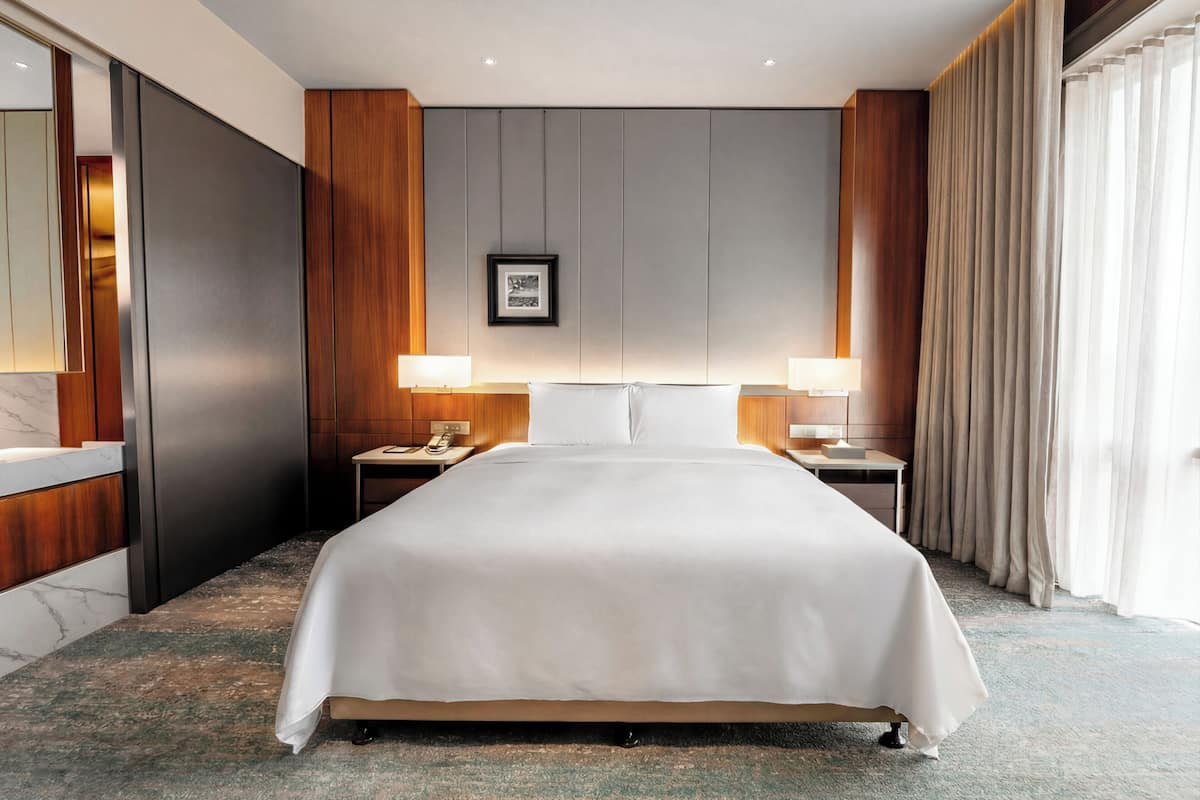 Kamar Double Deluks | Seprai premium, selimut bulu angsa, brankas, dan meja kerja