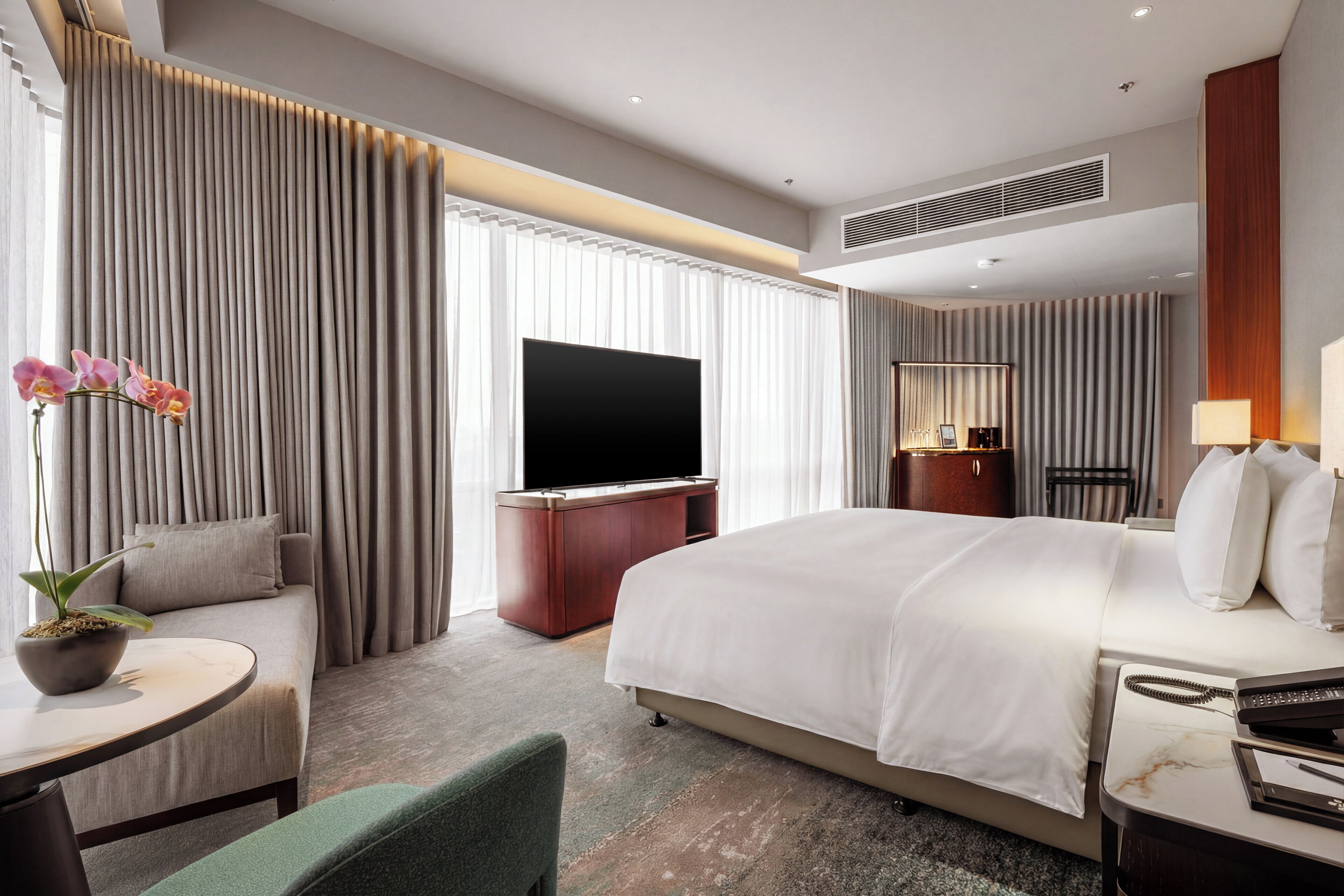 Rom – premier, 1 kingsize-seng, byutsikt | Sengetøy av topp kvalitet, dundyner, safe på rommet og skrivebord