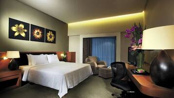 Premium bedding, down comforters, in-room safe, desk