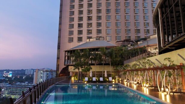 A hotel with a large pool area and a view of the city skyline. - St. Giles Mid Valley Kuala Lumpur (Kuala Lumpur)
