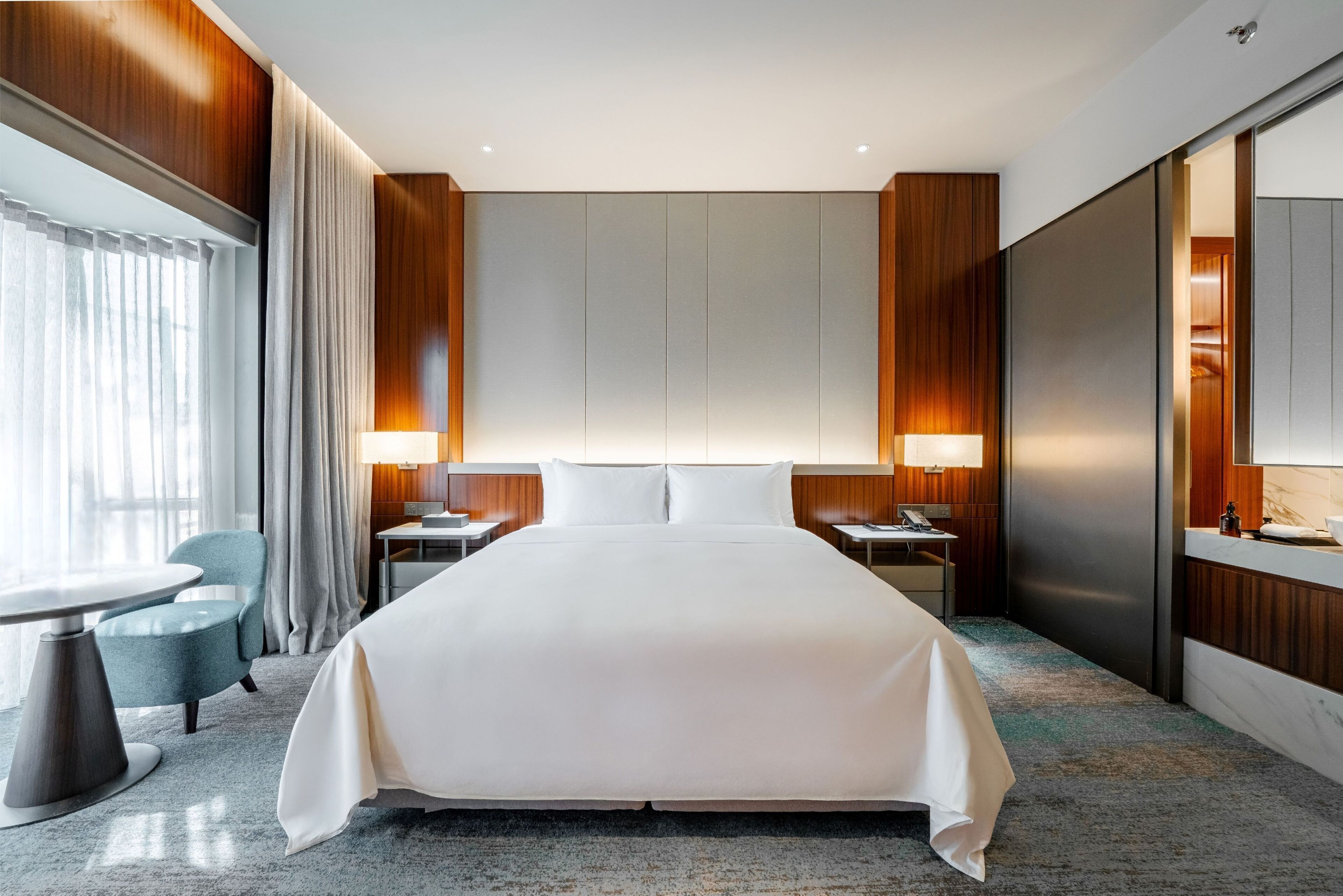 Phòng Deluxe, 1 giường cỡ king, quang cảnh thành phố | Bộ đồ giường cao cấp, chăn bông, két bảo mật tại phòng, bàn 