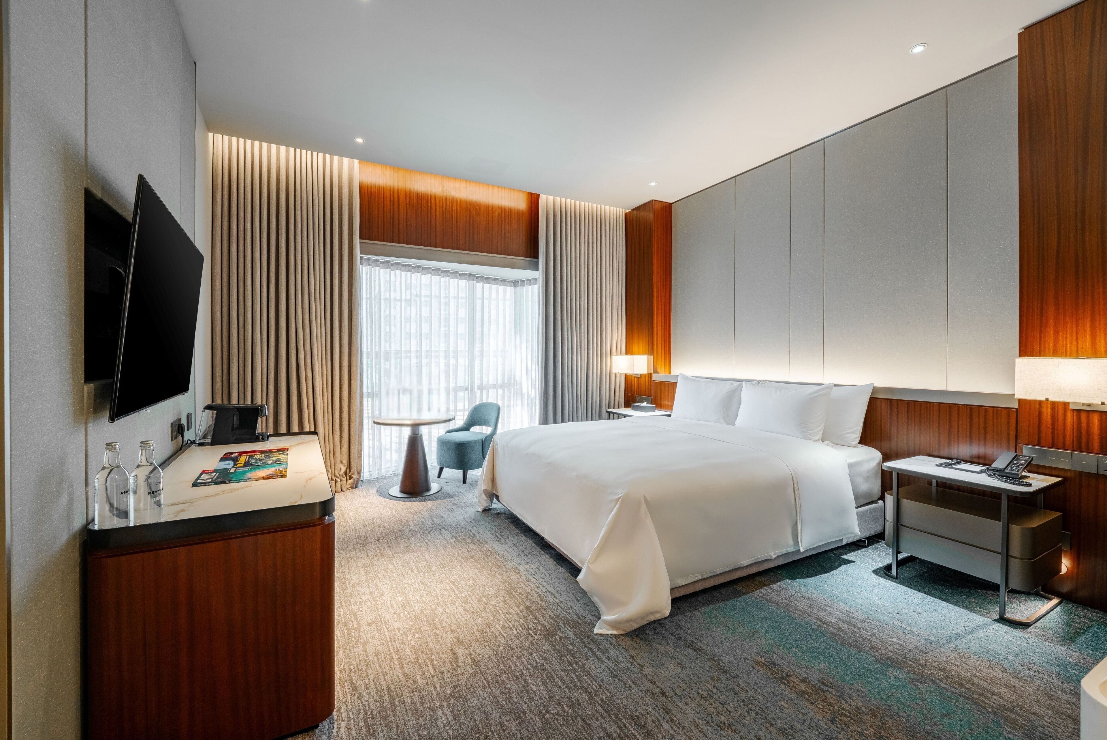 Quarto luxo, 2 camas de solteiro, vista para a cidade | Roupas de cama premium, edredons de pluma, cofres nos quartos