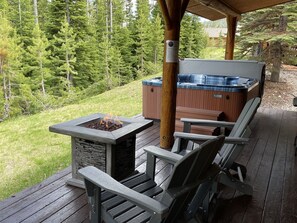 Terrace/patio - True Montana Escape! "The Wrangler" Cowboy Heaven Cabin, Hot Tub, Firepit, Views (Big Sky)
