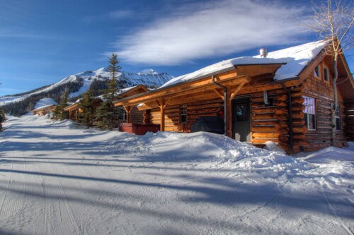 Ski-in/out from porch-"The Wrangler" Cowboy Heaven Cabin, Hot Tub, Lux Bathrooms
