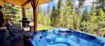 Ski-in/out from the Porch "The Wrangler" Cowboy Heaven Cabin, New Bathrooms, Private Hot Tub, Views