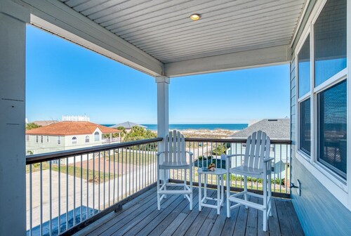 Beach Retreat: Luxury 5 BR Beach House perfect for the whole family
