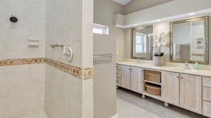 Bathtub, hair dryer, towels - Luxury Villa · Heated Saltwater Pool & Spa · Steps to Beach (Holmes Beach)