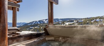 "Front Row" Saddle Ridge - New Bathrooms - Ski-in/out Townhome w/Hot Tub/Views