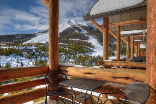 "Front Row" Saddle Ridge - New Bathrooms - Ski-in/out Townhome w/Hot Tub/Views