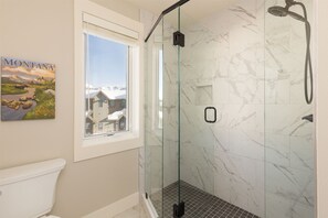 Combined shower/bathtub, hair dryer, towels, soap - Big Sky Adventure Outside & Comfort Inside! Lux Townhome w/MT views, hot tub (Big Sky)