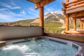 Outdoor spa tub - "Front Row" Saddle Ridge - New Bathrooms - Ski-in/out Townhome w/Hot Tub/Views (Big Sky)