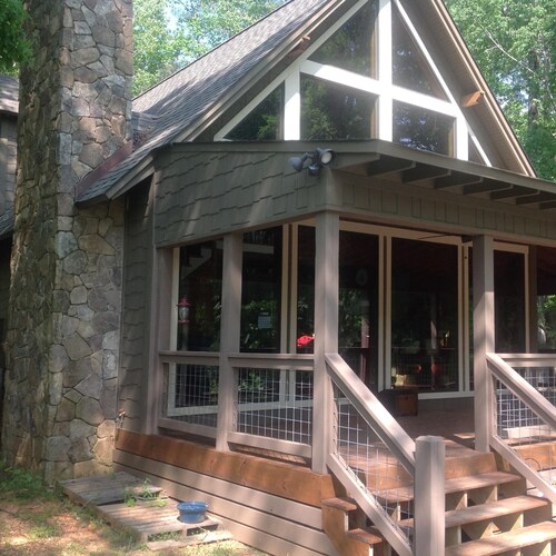 Lake Martin alabama, Cozy Couple Or Small Family. Pontoon Boat Rentals Available