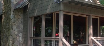 Lake Martin alabama, Cozy Couple Or Small Family. Pontoon Boat Rentals Available