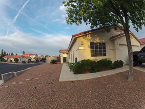 Property grounds - Island Rio ~ Lux. Priv. Bed/Bath ~ 10 Min Strip/LAS ~ Hi Tech ~ 50" WidesScreen (Las Vegas)