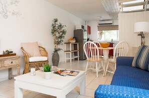TV, DVD player, books - Aruba vacation apartment (Noord)