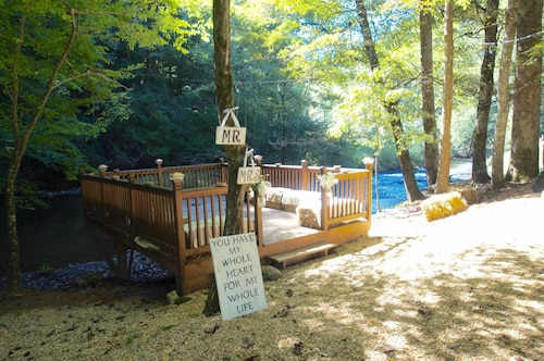 Heaven on Earth!  RELAX in the woods in this cabin in beautiful Kibler Valley
