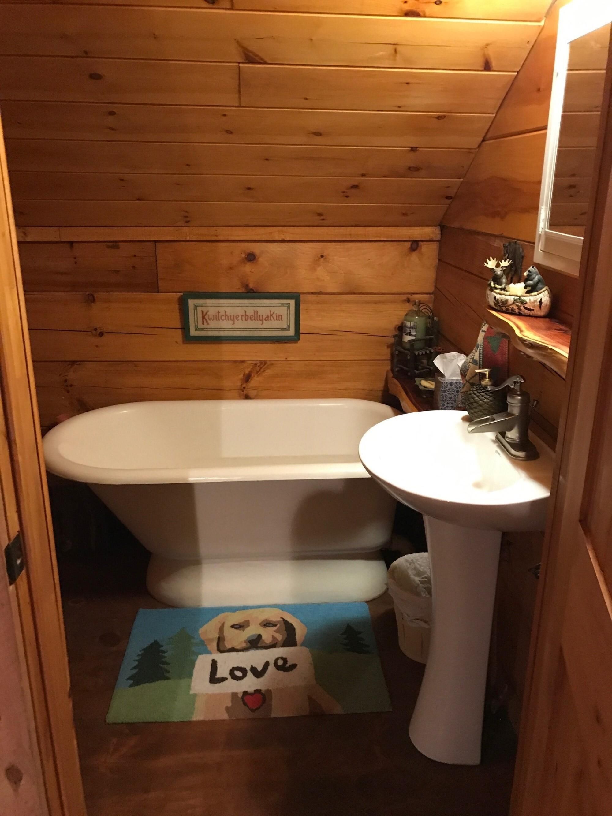 Badewanne, Haartrockner, Handtücher, Toilettenpapier