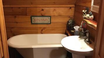 Badewanne, Haartrockner, Handtücher, Toilettenpapier