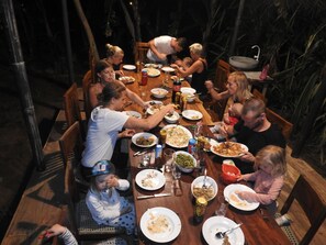 تناول الطعام بالخارج