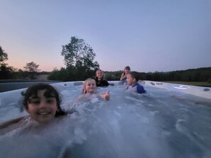 Un groupe de personnes dans un jacuzzi en plein air.