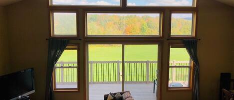 Smart-tv, een open haard, boeken en een printer