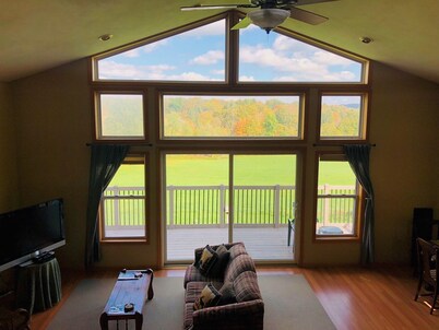 Country Lodge: Hot Tub, Waterfalls, Pond, Hiking, Amazing Views, & Chickens