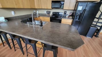 Coffee/tea maker, fridge, microwave, oven
