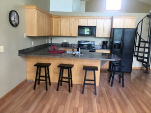 Fridge, microwave, oven, stovetop - Country Lodge: Hot Tub, Waterfalls, Pond, Hiking, Amazing Views, & Chickens (Lafayette)