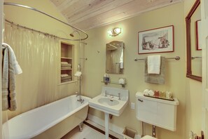 Baignoire, séchoir à cheveux, serviettes fournies, savon