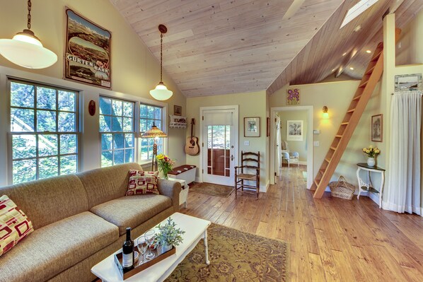 TV, fireplace, books, stereo