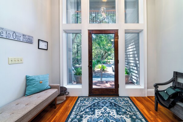 Interior - Wonderful 4BR/4BA Home! Sleeps 10.  Amenity Cards Available! Close to Beach! (Johns Island)