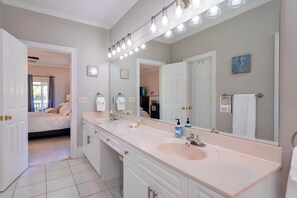 Bathtub, jetted bath, hair dryer, towels - Wonderful 4BR/4BA Home! Sleeps 10.  Amenity Access Available for purchase! Close to Beach! (Johns Island)